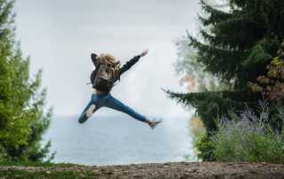vrouw blij na het vinden van een nieuwe baan in outplacement bij Van Hoek& Partners