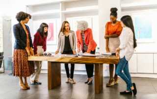 Vrouwen van verschillende leeftijden aan het werk tijdens overleg