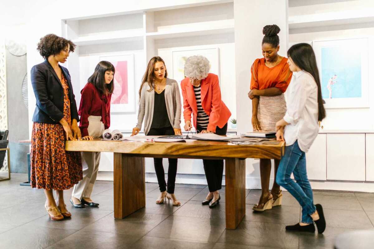 Vrouwen van verschillende leeftijden aan het werk tijdens overleg
