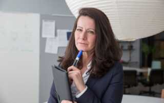 Directeur reflecteert op een lastig besluit tijdens executive coaching.