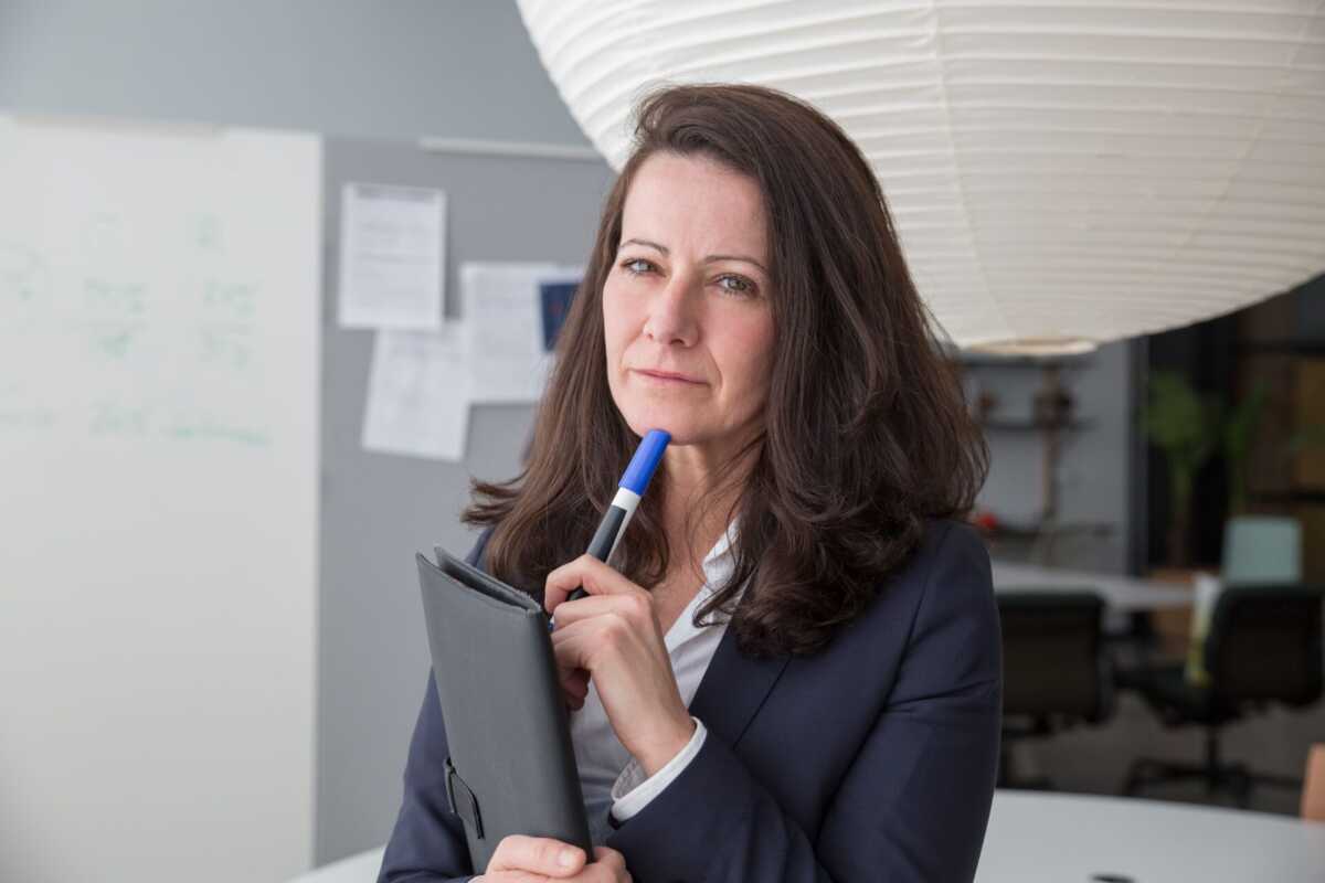 Directeur reflecteert op een lastig besluit tijdens executive coaching.